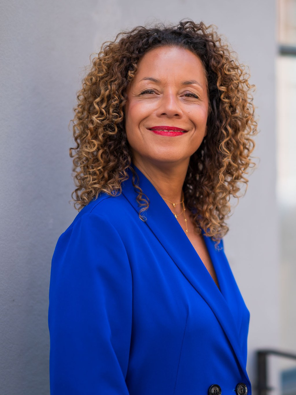 Chantal in een blauwe blazer, glimlachend