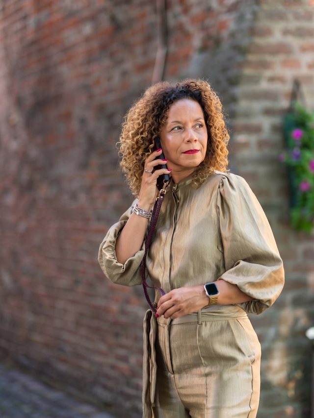 Chantal Kroese, telefonerend in de stad